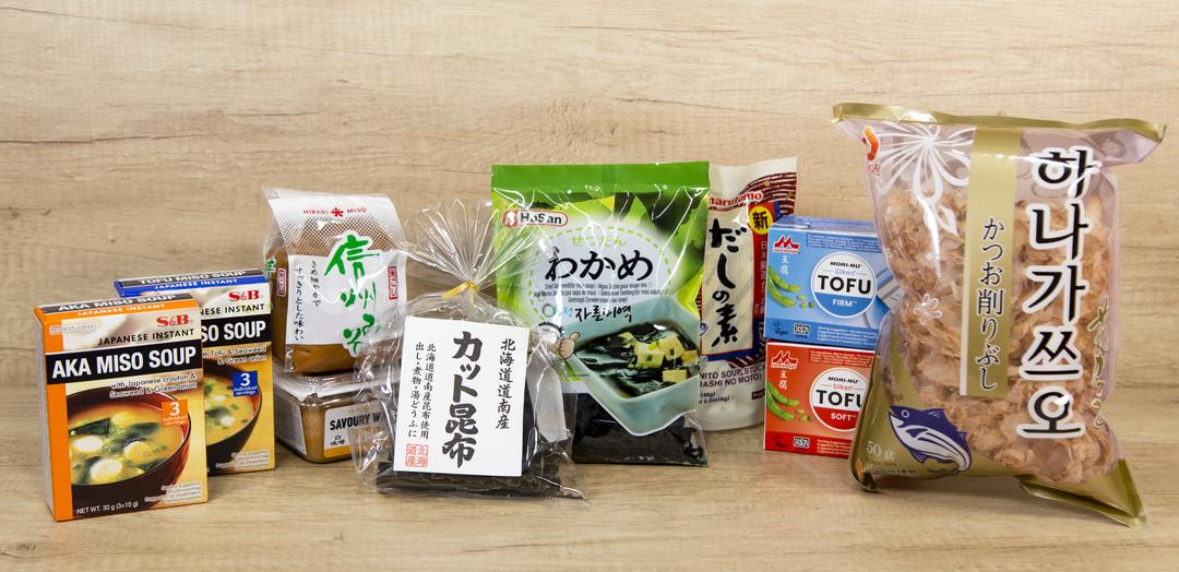Différentes variétés de soupes miso et ingrédients pour préparations de soupe japonaise
